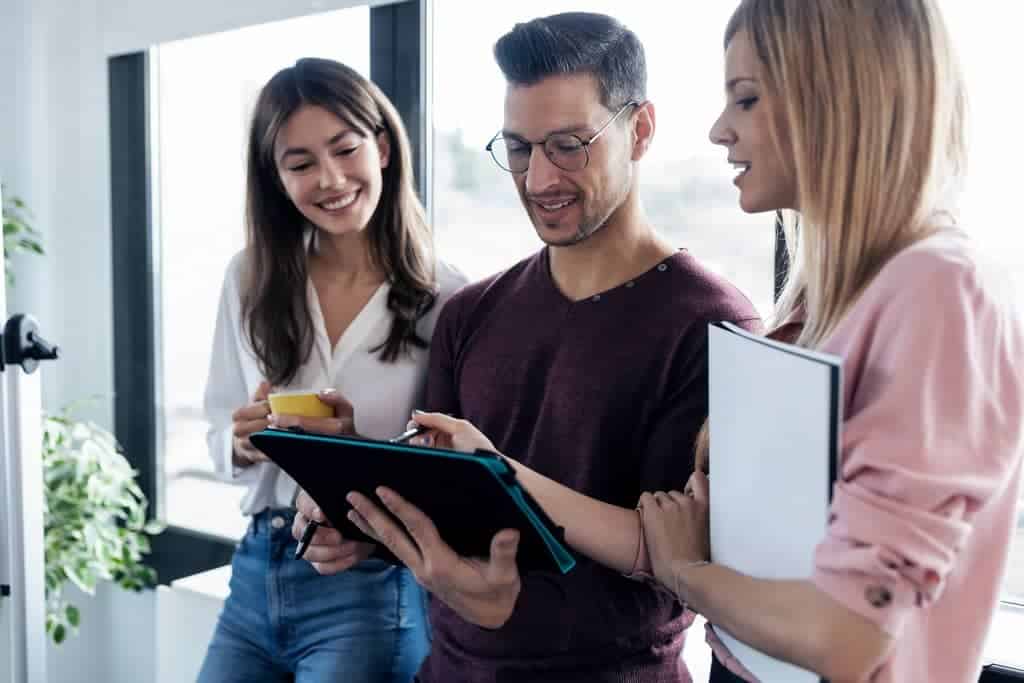 Mindset entrepreneur : groupe d'entrepreneurs en discussion, illustrant le mindset entrepreneurial pour structurer et développer leur activité.